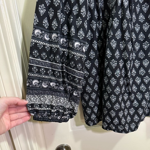Old Navy long sleeve split neck blouse black and white print  size 3X - Picture 3 of 5